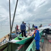 Cegah Konflik Antar Nelayan Satpolairud Polres Gresik Bongkar Dua Rumpon di Perairan Utara