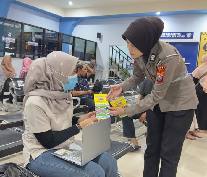“Satlantas Polres Kediri Berbagi Informasi tentang SIM melalui ‘Polisi Menyapa'”