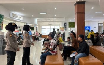 Polwan Humanis Patroli Mojang Lodaya, Sapa dan Ajak Masyarakat Purwakarta Tetap Waspada