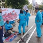 Federasi Serikat Buruh Sejahtera Indonesia (FSBSI) Kabupaten Ketapang Melakukan Aksi Damai di Depan Gedung DPRD Ketapang