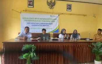 Marulloh Tim Penggerak BPJS Ketenaga Kerjaan Kabupaten Bekasi Sosialisasi dan Pemberian Simbolis Kartu BPJS Kepada Kepala Desa Jaya Bakti Akim S,AP.