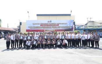 Kapolres Kediri Beri Penghargaan kepada Masyarakat Yang Membantu Tugas Polri & Personel Yang Berprestasi