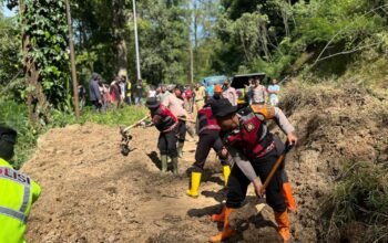 Polres Batu Terjunkan Puluhan Personel Tangani Longsor di Ngantang, Akses Malang – Blitar Kembali Lancar