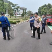 Bersama Damkar, Bhabinkamtibmas Polres Purwakarta Bersinergi Usir Gerombolan Monyet Liar di Jatiluhur