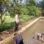 Polres Purwakarta – Polsek Plered Dukung Ketahanan Pangan Melalui Sambang Peternak Ikan