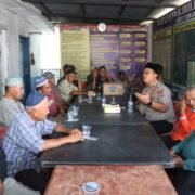 Kapolres Langkat Melaksanakan Jumat Curhat dan Makan Bersama Dengan Abang Penarik Becak Serta Sampaikan Pesan Kamtibmas