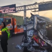 Satlantas Polres Purwakarta Respon Cepat Evakuasi Kendaraan Kecelakaan di KM 72 Tol Cipularang