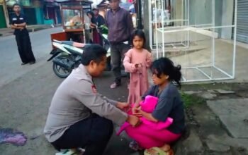 Anggota Polsek Plered Bantu Warga Melahirkan di Pinggir Jalan, Ibu dan Bayi Selamat