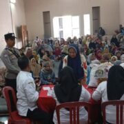 Pasti kokan Bantuan Tepat Sasaran, Polsek Bojong Monitor Penyaluran Bansos Ketahanan Pangan di Desa Cihanjawar