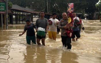 Satlantas Polres Langkat Gelar Patroli Intensif di Jalinsum Untuk Pastikan Keselamatan Warga di Tengah Banjir