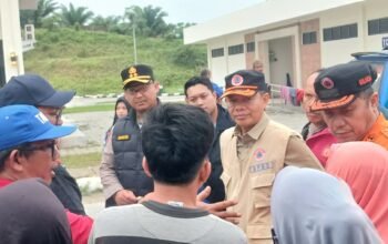 Kapolres Langkat Salurkan Bantuan Sosial Untuk Pengungsi Banjir di Rest Area KM 42