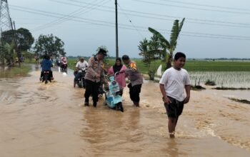 Polres Subang Salurkan Bantuan Logistik dan Lakukan Pendataan Dampak Banjir Sungai Ciasem