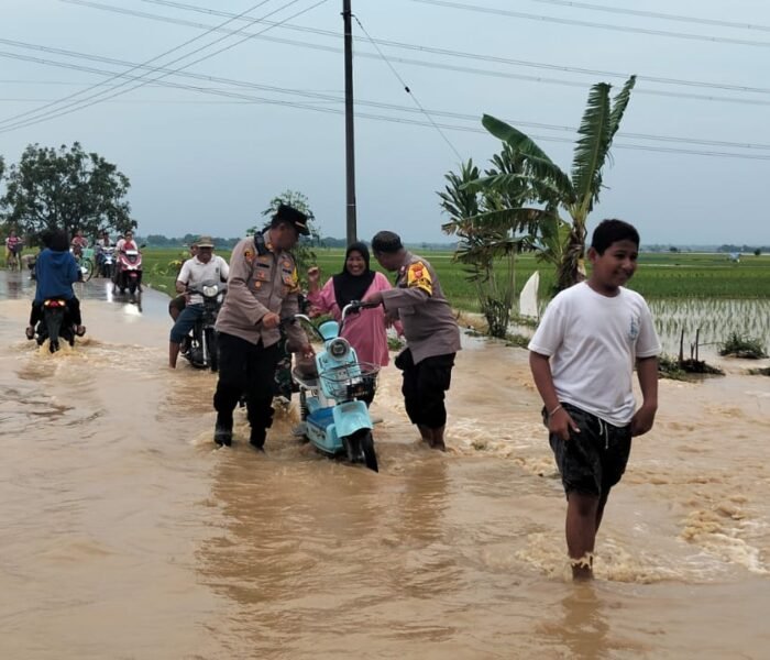 Polres Subang Salurkan Bantuan Logistik dan Lakukan Pendataan Dampak Banjir Sungai Ciasem