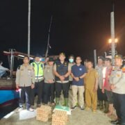 Kapolres Langkat Salurkan Bansos Untuk Warga Terdampak Banjir di Pematang Jaya Melalui Jalur Laut