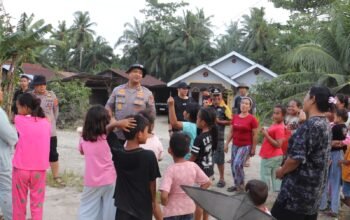 Kapolres Langkat Salurkan Bansos kepada 338 KK Terdampak Banjir di Dusun 10 Paluh Gusta