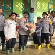 Kapolres Langkat dan Jajaran Salurkan Bantuan Banjir Untuk Warga Institut Jam’iyah Mahmudiyah Tanjung Pura