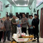 Polres Langkat Bersama Polres Binjai dan Asahan Salurkan Bansos Untuk Warga Terdampak Banjir di Desa Bukit Mas