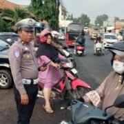 Jalur Cimaung Padat Akibat Pengaspalan, Satlantas Polres Purwakarta Kawal Kelancaran Lalulintas