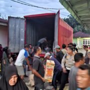 Polres Langkat Salurkan Bantuan Sosial Pascabencana Banjir di Desa Paya Bengkuang