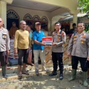 Kasat Samapta dan Kapolsek Padang Tualang Salurkan Bantuan kepada Pengungsi Banjir di Kecamatan Padang Tualang