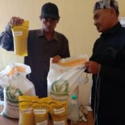 Kepala Desa Palasari Hilir Muhtar Menyalurkan Beras Bulog 10 Kg dan Miyak Goreng 1 Liter