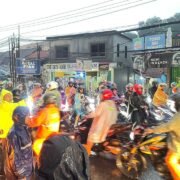 Polantas Polres Purwakarta Hadir, Sigap Evakuasi Truk Terperosok di Tengah Hujan, Arus Lalu Lintas Kembali Lancar