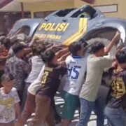 Mapolsek Muara Batang Gadis Diserang Massa, Dugaan “Tangkap Lepas” Picu Aksi Anarkis
