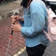 Penyandang Tunanetra Terjatuh ke Got di Area Halte Transjakarta, Diduga Tanpa Pendampingan Petugas