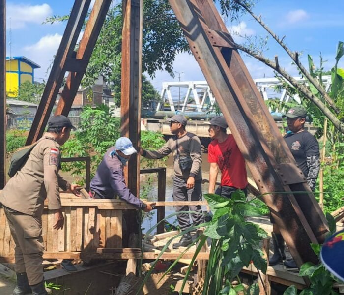 Tim Gabungan Bongkar Bangunan Liar di Bantaran Citarum