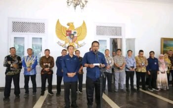 Bupati Sukabumi, Drs. H. Asep Japar, MM, dan Wakil Bupati H. Andreas, S.E., didampingi H. Ade Suryaman, S.H., M.M., Meluncurkan Mobil Sabumi, Strategi Kendalikan Laju Inflasi