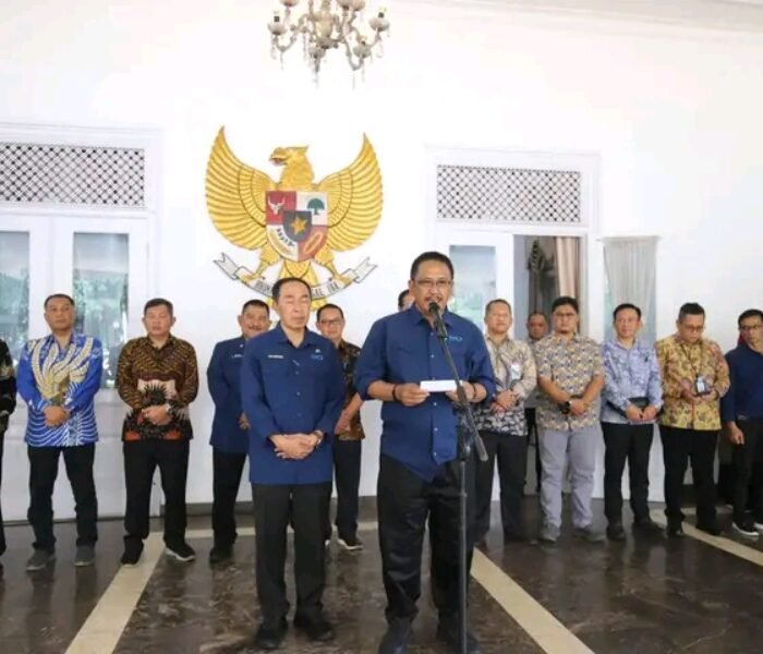 Bupati Sukabumi, Drs. H. Asep Japar, MM, dan Wakil Bupati H. Andreas, S.E., didampingi H. Ade Suryaman, S.H., M.M., Meluncurkan Mobil Sabumi, Strategi Kendalikan Laju Inflasi