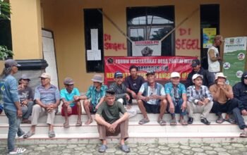 Warga Desa Pantaimekar segel kantor Desa pantai Mekar Meminta Gubernur KDM Turun Tangan