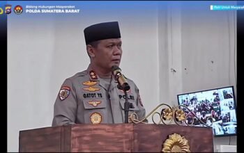 Pimpin TSR Sumbar, Kapolda Serahkan Bantuan Rp 50 Juta Untuk Masjid Wustha Payakumbuh