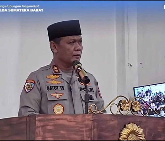 Pimpin TSR Sumbar, Kapolda Serahkan Bantuan Rp 50 Juta Untuk Masjid Wustha Payakumbuh