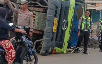 Tronton Muatan Batu Bara Terbalik di Tempino Kabupaten Muaro Jambi – Provinsi Jambi, Jalur tempino Macet Total