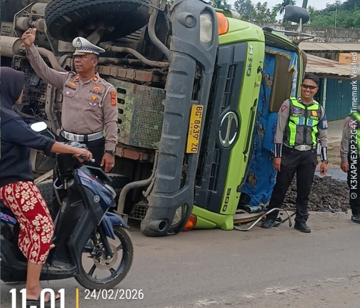 Tronton Muatan Batu Bara Terbalik di Tempino Kabupaten Muaro Jambi – Provinsi Jambi, Jalur tempino Macet Total