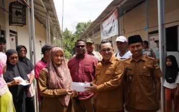 “Aksi Nyata Bupati Eka Putra: Sambangi Huntara, Salurkan Amanah Raja Pagaruyung”