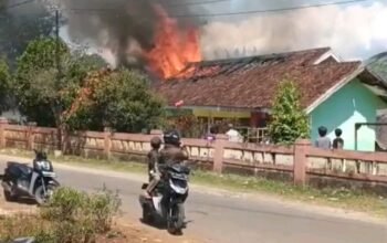 Respons Cepat Damkar Sukabumi Tangani Kebakaran TK di Warungkiara