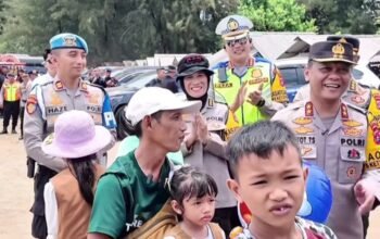 Kapolda Sumbar ‘Turun Gunung’ ke Pantai Air Manis: Pastikan Liburan Aman, Keluarga Bahagia