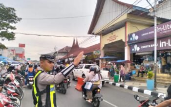 Pastikan Arus Lalin Lancar, Personel Polres Tanah Datar Amankan Titik Rawan Macet Jelang Berbuka