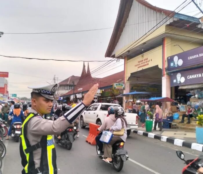 Pastikan Arus Lalin Lancar, Personel Polres Tanah Datar Amankan Titik Rawan Macet Jelang Berbuka