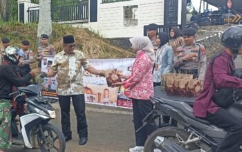 Sisi Humanis Polri: Wakapolres Tanah Datar Turun ke Jalan Bagikan Takjil dan Pesan Keselamatan