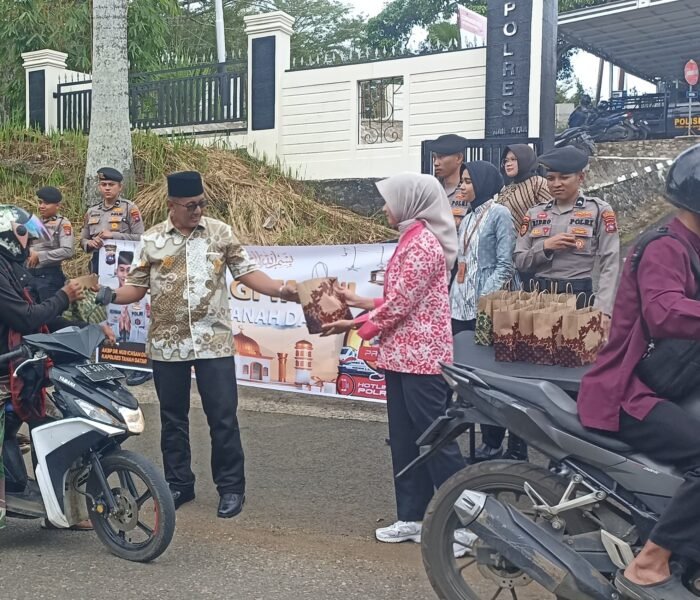 Sisi Humanis Polri: Wakapolres Tanah Datar Turun ke Jalan Bagikan Takjil dan Pesan Keselamatan