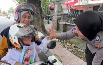 Polisi Hadiahi Anak Tertib Helm, Satlantas Purwakarta Gaungkan Budaya Keselamatan Sejak Dini