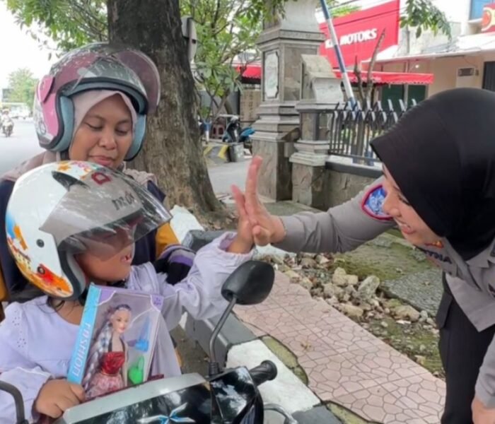Polisi Hadiahi Anak Tertib Helm, Satlantas Purwakarta Gaungkan Budaya Keselamatan Sejak Dini