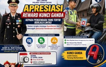 Taat Aturan Dapat Hadiah! Kapolres Tanah Datar Bagikan Kunci Ganda Gratis Untuk Pengendara Tertib