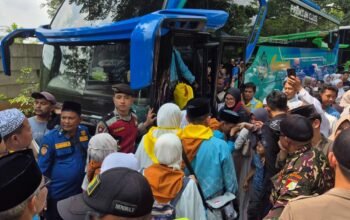 Sat Samapta Polres Purwakarta Tunjukkan Aksi Sigap dan Humanis, Pengamanan Pemberangkatan Jemaah Haji Kloter 12 Berjalan Lancar