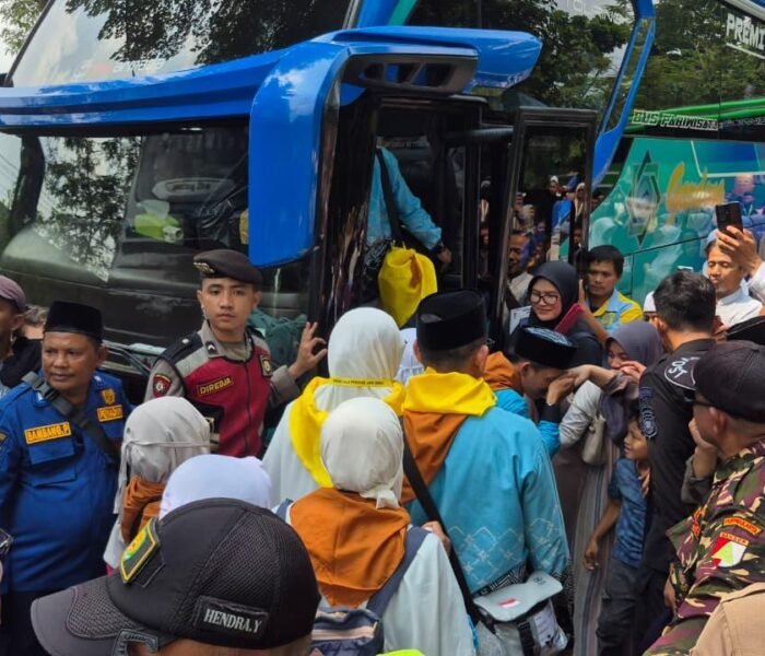Sat Samapta Polres Purwakarta Tunjukkan Aksi Sigap dan Humanis, Pengamanan Pemberangkatan Jemaah Haji Kloter 12 Berjalan Lancar