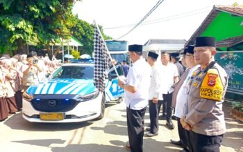 Bentuk Pelayanan Masyarakat, Polisi di Purwakarta Hadiri Pelepasan Calon Jemaah Haji Kloter 40 KJT