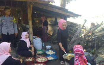 Dari Dapur PKK ke Kamtibmas, Polisi Edukasi Ibu-Ibu Saat Olah Keripik Pisang di Sukajadi